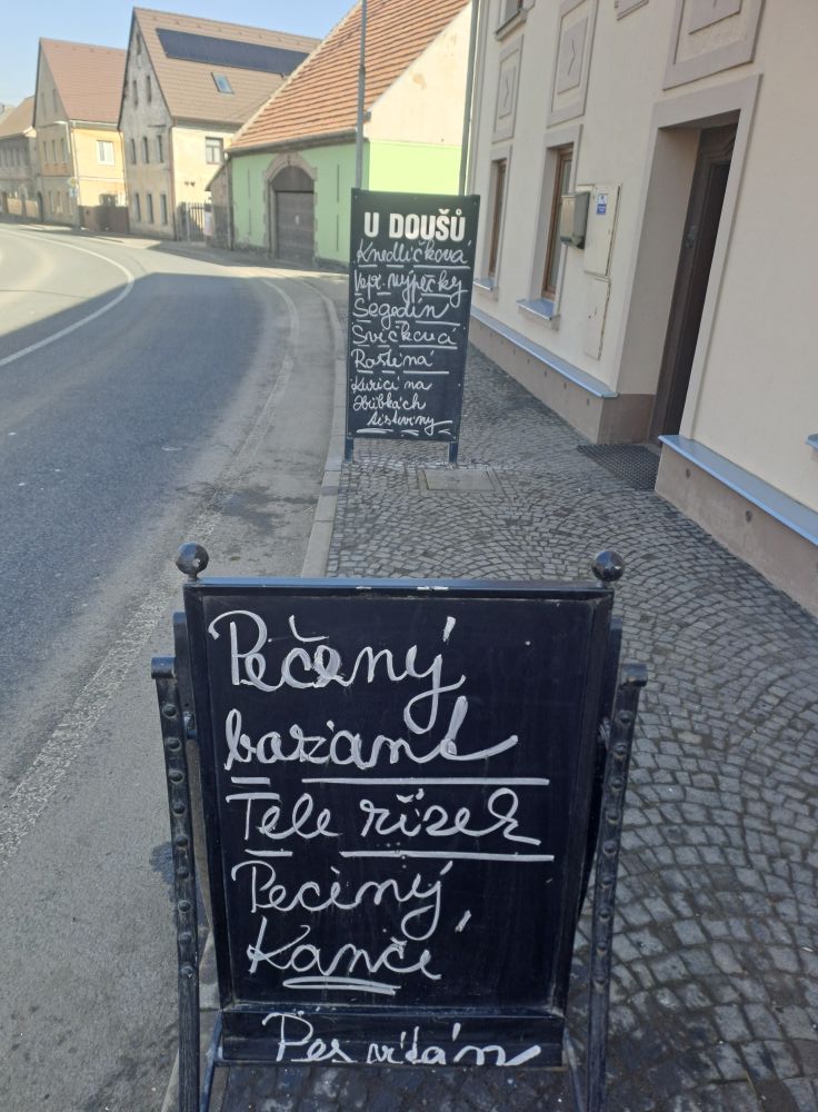 Nabídková tabule před vchodem do restaurace