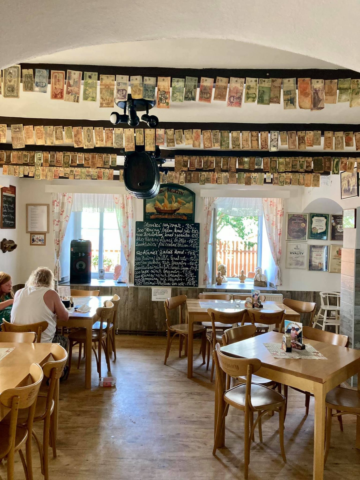 Interiér restaurace s klenutým stropem