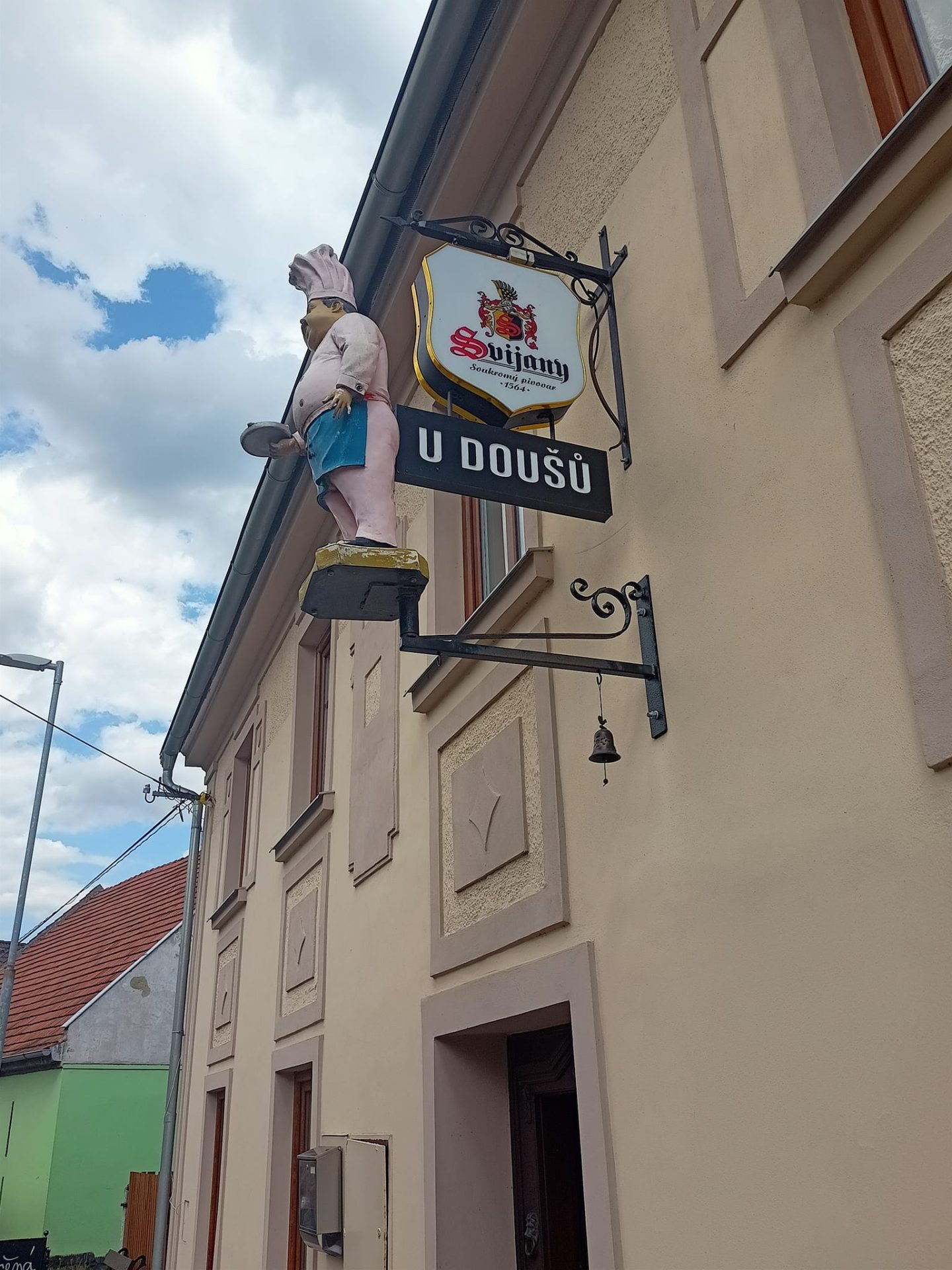 Vývěsní štít Restaurace U Doušů na fasádě domu