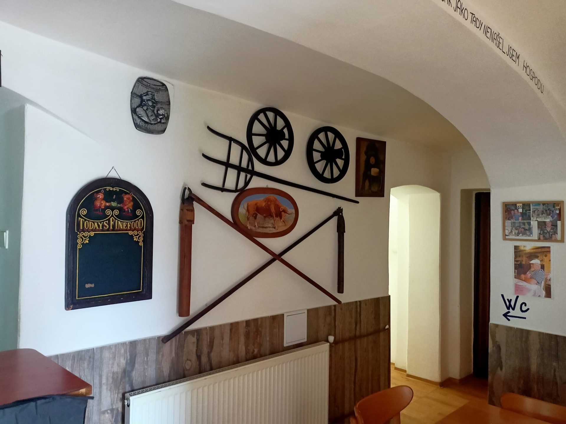 Chodba restaurace s dobovou výzdobou