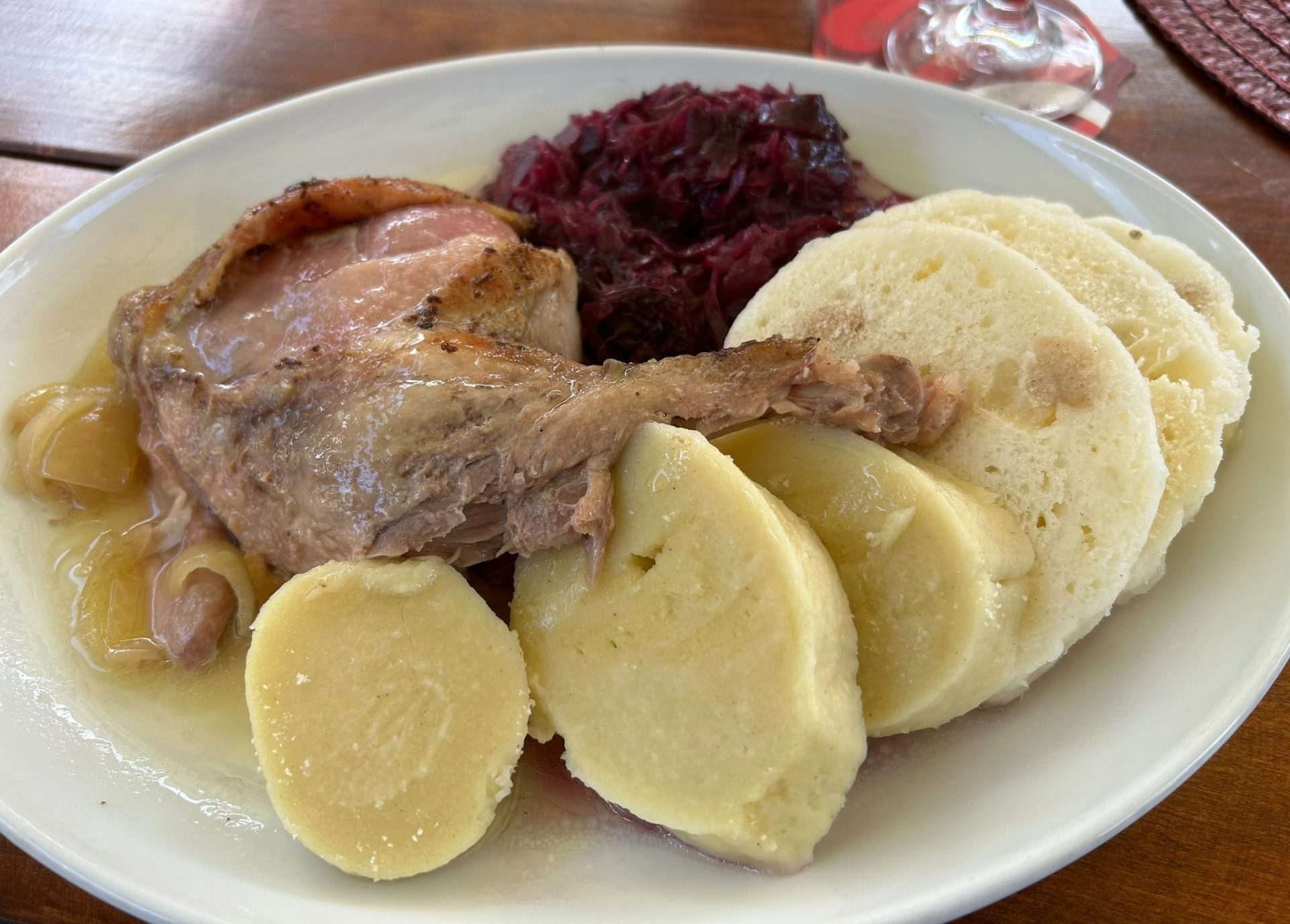 Pečené maso s houskovými knedlíky a červeným zelím